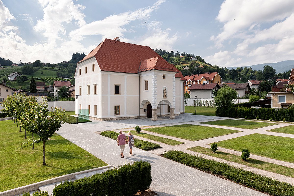 Graščina Oplotnica – zgodovinska znamenitost v središču Oplotnice blizu Edi Residence
