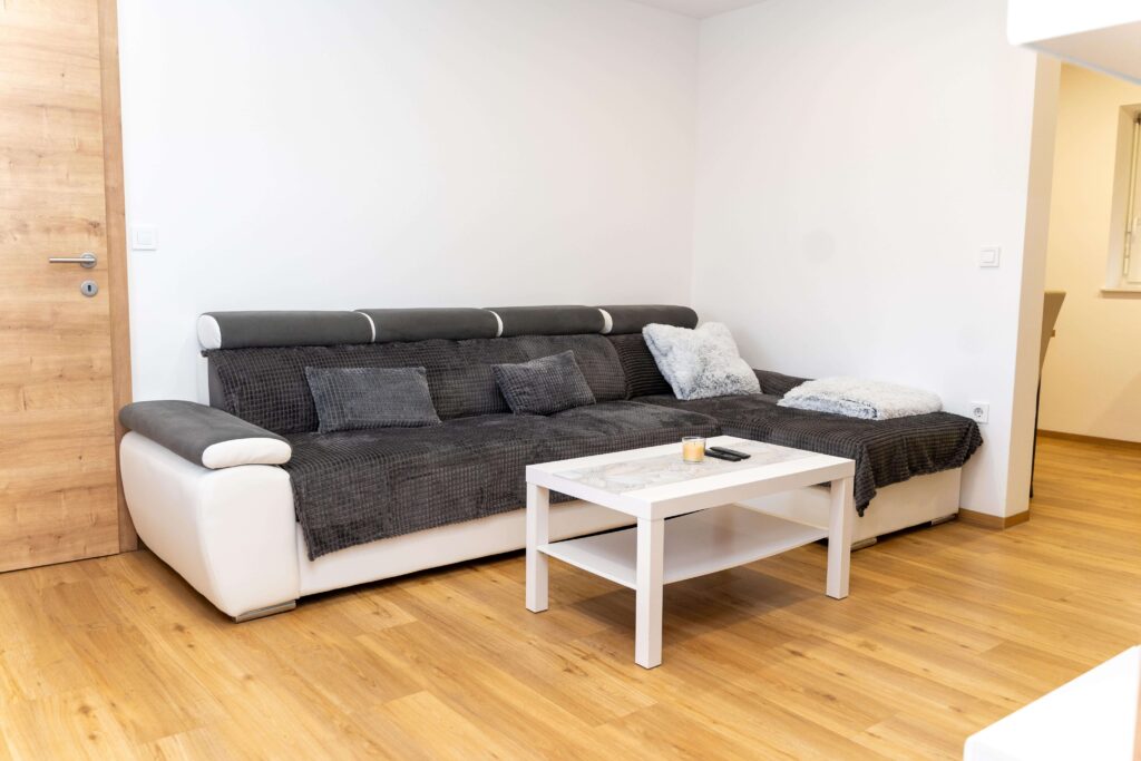 Dnevna soba apartmaja v Oplotnici s sedežno garnituro in klubsko mizico – Edi Residence