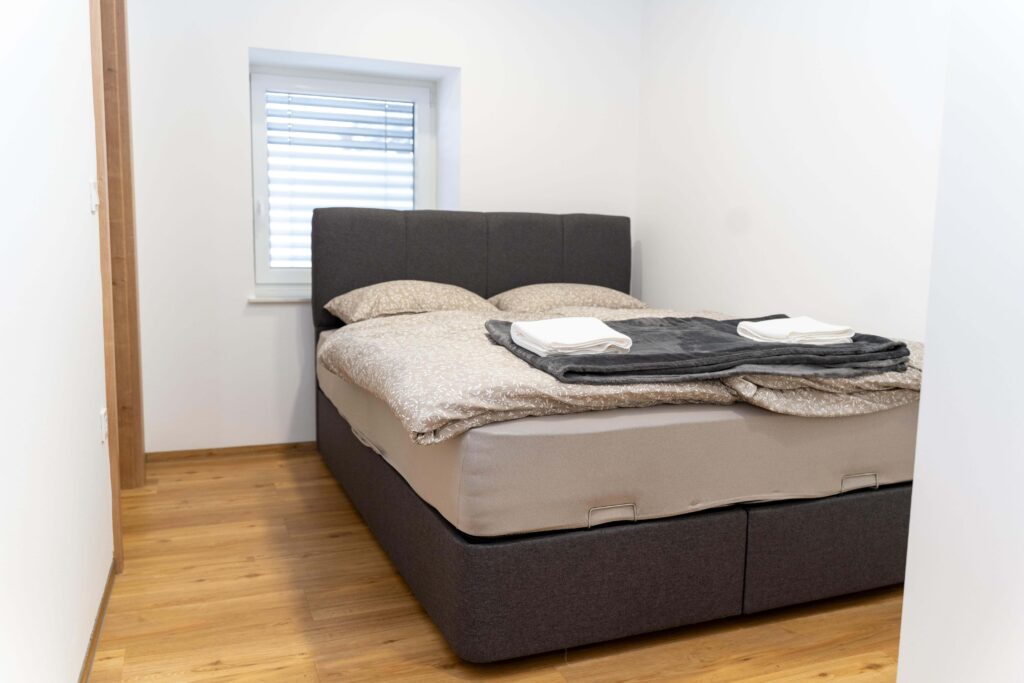 Spalnica apartmaja v Oplotnici z udobno zakonsko posteljo – Edi Residence
