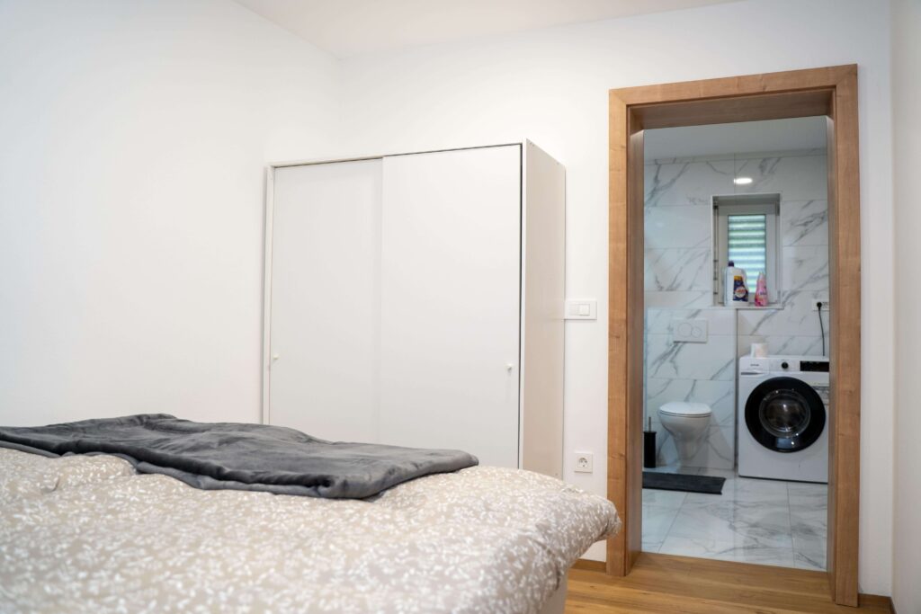 Spalnica apartmaja v Oplotnici s pogledom na kopalnico – Edi Residence